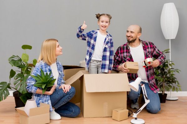 family-moving-new-house_23-2148569316